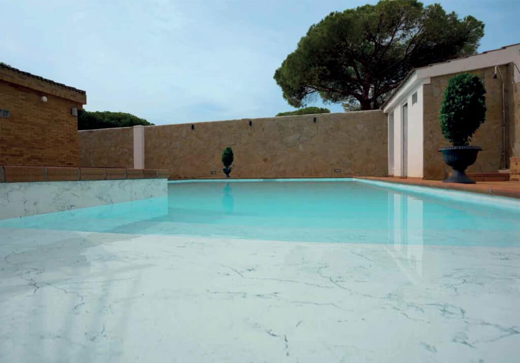 Piscine à paroi de verre et fond inox, Teréo Piscines